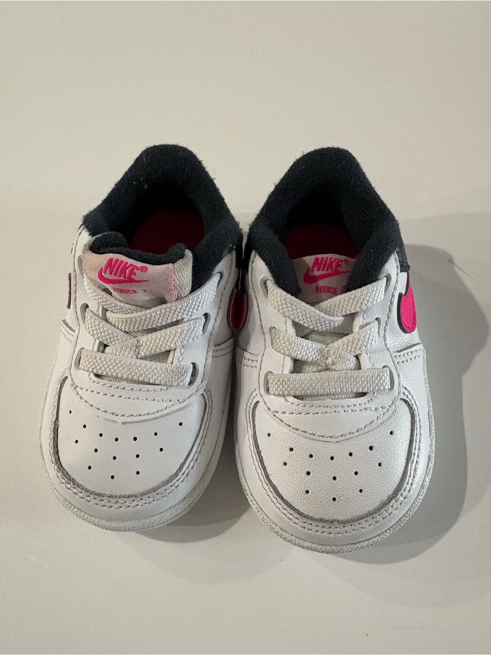 Nike for babies, white w/navy blue trim  and a Pink swoosh, Low-Top Sneakers 3C